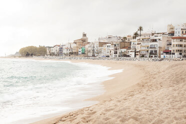 Spanien, Sant Pol de Mar, Blick auf den leeren Strand - VABF000438