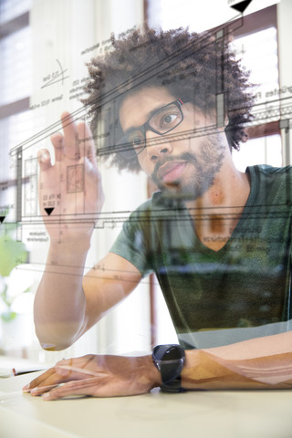 Junger Mann mit transparentem Touchscreen-Display, lizenzfreies Stockfoto