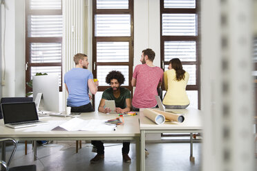 Team von Kreativprofis am Schreibtisch im Büro - FKF001825