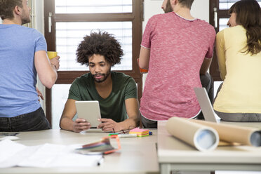 Team von Kreativprofis am Schreibtisch im Büro - FKF001826