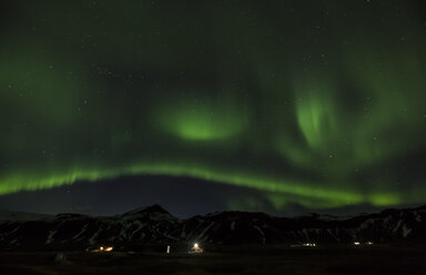 Island, Snaefellsnes, grünes Polarlicht bei Nacht - FCF000916