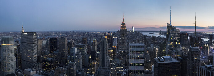 USA, New York State, New York City, Manhattan, Skyline bei Sonnenuntergang - FCF000917