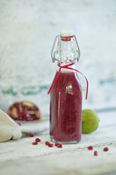 Glasflasche mit Granatapfel-Smoothie - ASF005883