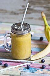 Ein Glas Bananen-Mango-Smoothie - YFF000536