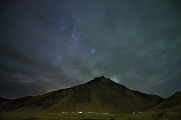 Island, Nordlicht und Milchstraße bei bewölkter Nacht - EPF000066