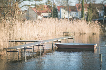 Germany, Brandenburg, Teupitz, Lake Teupitz, Reed and pier, rowing boat - ASCF000567