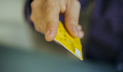 Mann hält Kreditkarte in der Hand, Nahaufnahme - JPF000133