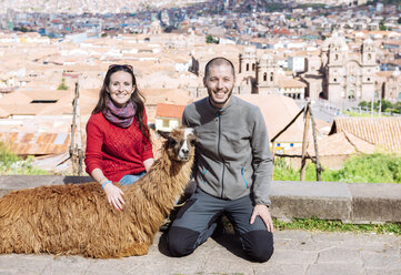 Peru, Cusco, Porträt von glücklichen Touristen mit Lama - GEMF000846