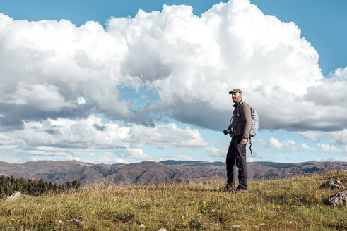 Peru, Cusco, wandernder Mann mit Kamera und Rucksack - GEMF000852