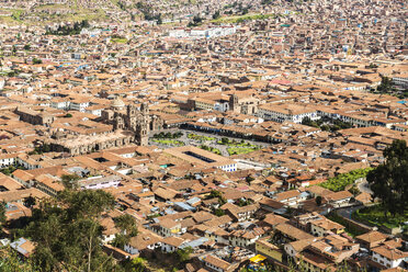 Peru, Cusco, Blick auf die Stadt mit der Plaza de Armas im Zentrum - GEMF000859