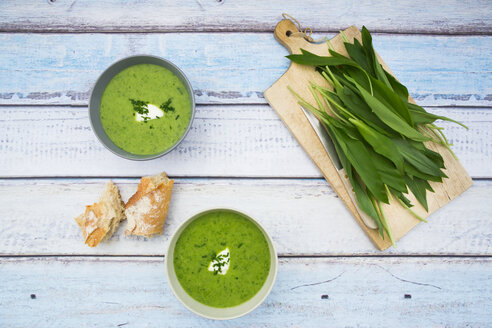 Schalen mit Bärlauchsuppe und frischen Bärlauchblättern - LVF004744