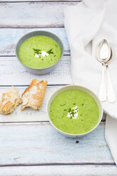 Zwei Schalen mit Bärlauchsuppe und Weißbrot - LVF004745