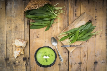 Bowl of bear's garlic soup and fresh ramson leaves - LVF004746