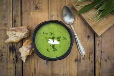 Schalen mit Bärlauchsuppe auf Holz - LVF004747