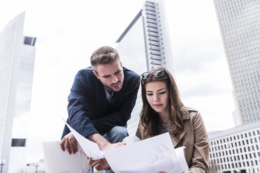 Young business couple working together outdoor - UUF006884