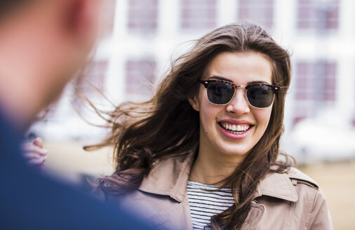 Glückliche junge Frau mit Sonnenbrille, Porträt - UUF006891