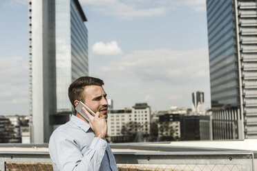 Junger Mann in der Stadt beim Telefonieren - UUF006920