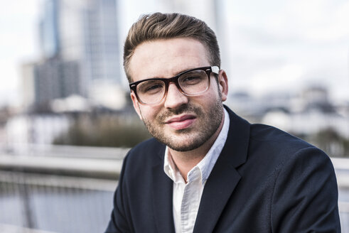 Young urban businessman, portrait - UUF006944