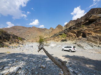 Oman, Al Hajar-Gebirge, Wadi, Jeep, ausgetrockneter Flusslauf - AMF004836