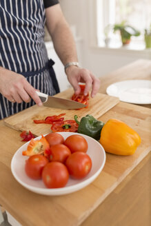 Mann bereitet Gemüse in der Küche zu - BOYF000249
