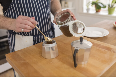 Mann bereitet Espresso in der Küche zu, Teilansicht - BOYF000261