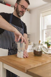 Mann bereitet Espresso in der Küche zu - BOYF000263