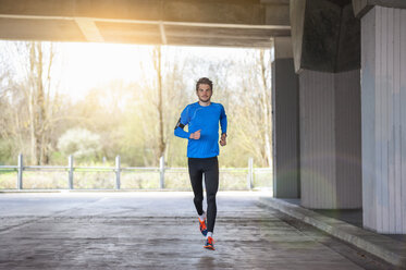 Junger sportlicher Mann beim Joggen - DIGF000237