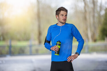 Young sporty man with water bottle - DIGF000241