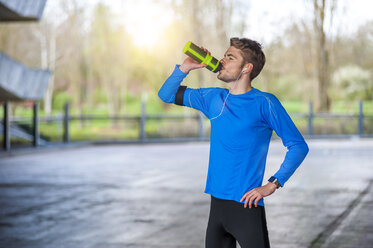 Junger sportlicher Mann mit Wasserflasche - DIGF000242