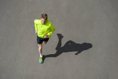 Junger Mann beim Joggen, Betonboden - DIGF000250