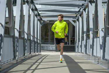 Junger Mann beim Joggen - DIGF000252