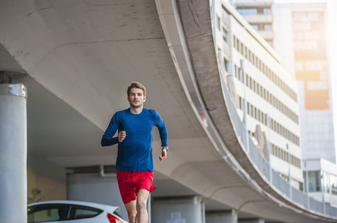 Junger sportlicher Mann beim Joggen, lizenzfreies Stockfoto