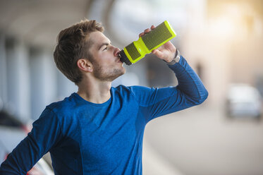 Young sporty man with water bottle - DIGF000256