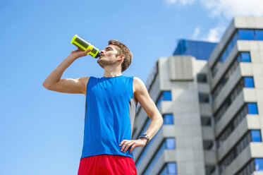 Young sporty man with water bottle and smartwatch - DIGF000264