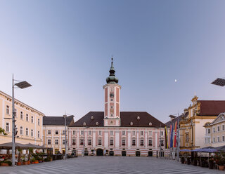 Austria, Lower Austria, St. Poelten, Townhall square and townhall in the evening - AIF000328