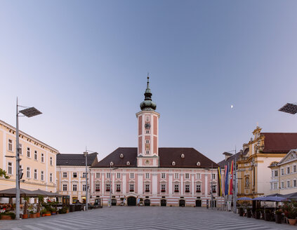Österreich, Niederösterreich, St. Pölten, Rathausplatz und Rathaus am Abend - AIF000328