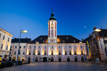 Österreich, Niederösterreich, St. Pölten, Rathausplatz und Rathaus am Abend - AIF000329