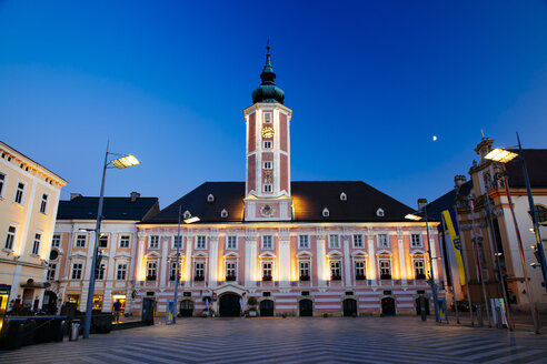 Austria, Lower Austria, St. Poelten, Townhall square and townhall in the evening - AIF000329