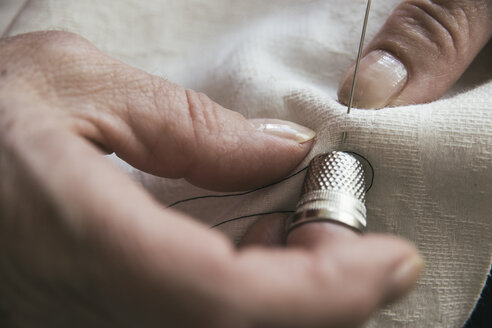 Woman with a thimble sewing - ABZF000351