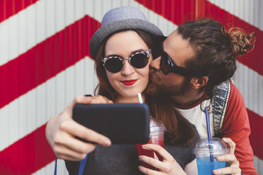 Young couple taking selfie with smartphone - RTBF000111