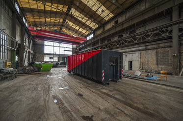 Container in der Fabrikhalle - DIGF000265