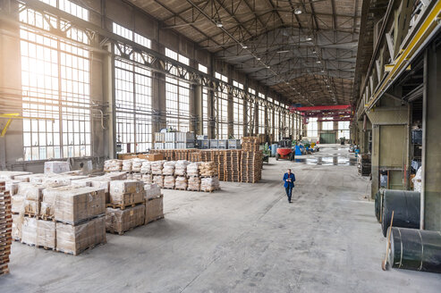 Manager walking through factory hall - DIGF000289