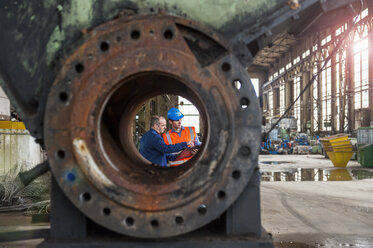 Manager and worker talking in factory hall - DIGF000305