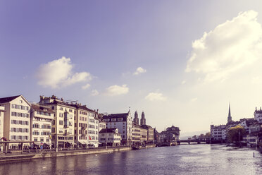 Schweiz, Zürich, Fluss Limmat, Frauenmünster und Wasserkirche - PUF000498