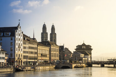 Schweiz, Zürich, Blick auf das Großmünster, Limmat - PUF000501