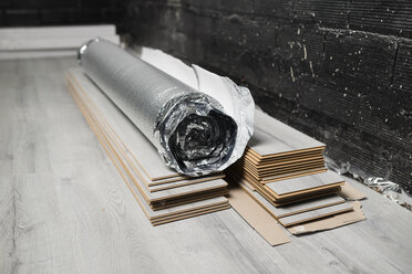 Insulating material roll and laminate floor pieces - RAEF001070