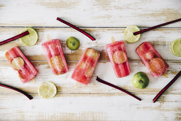 Beetroot and lime ice lollies on wood - RTBF000126
