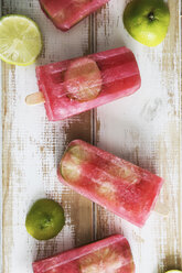 Beetroot and lime ice lollies on wood - RTBF000127