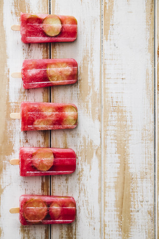 Eislutscher aus Roter Bete und Limette auf Holz, lizenzfreies Stockfoto