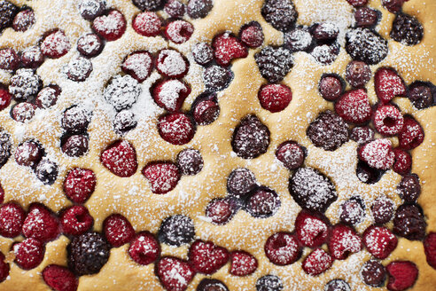 Fruit cake with different berries, close-up - KSWF001759